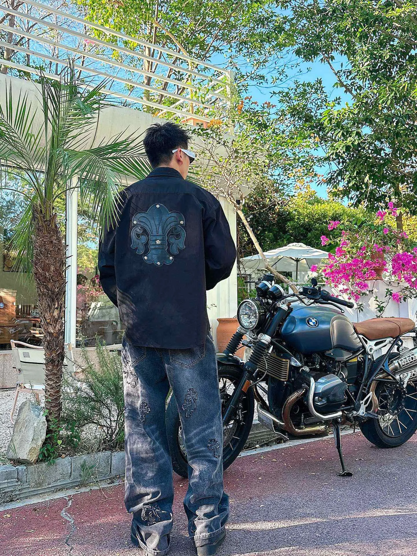 Pants P 520💰 Top P 500💰Chrome Hearts Leather Cross Leather Embroidery Shirt Jacket! OS version can be worn by both men and women! The fabric is made of twill gauze cotton fabric! The texture is clear and smooth, not easy to wrinkle or fade! The embroidery process is complex and repetitive, and the requirements for the embroidery machine are very strict. The distance is always 45 centimeters! It won’t work if the spacing is too big, and it won’t work if it’s too small! The hardware is all carved and cast. This piece of clothing consumes a lot of material. More than 3 meters of material is used for one piece of clothing! After the garment is made, it needs to be fixed at high temperature, washed at a water temperature of more than 70 degrees, and softened by adding softener to make the upper body softer and smoother!   Color: black white Size: m-3xl Style number: 5878